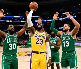 NBA常规赛完胜绿军，湖人队逆袭暂居西部榜首