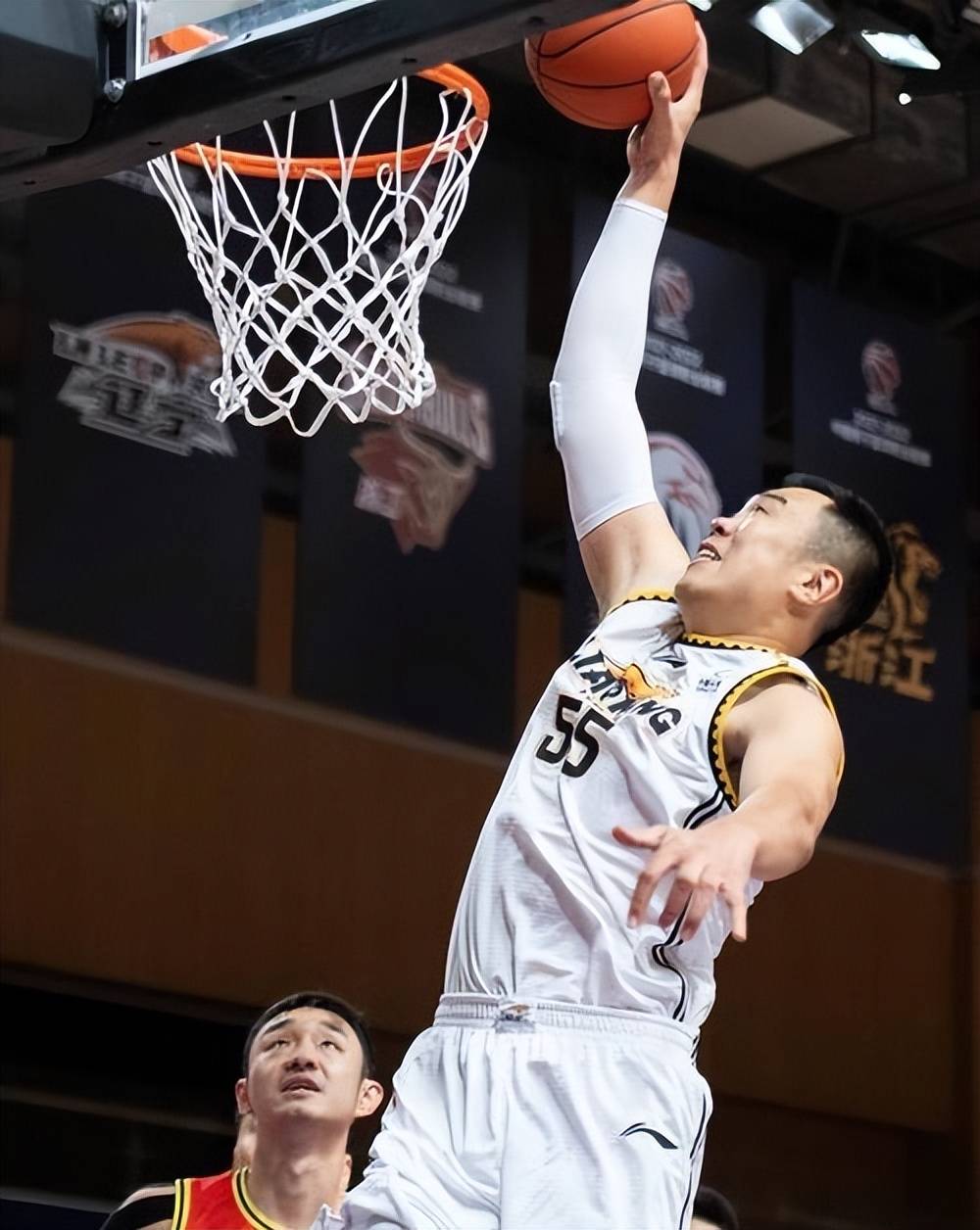辽宁男篮艰难获胜，保持不败纪录