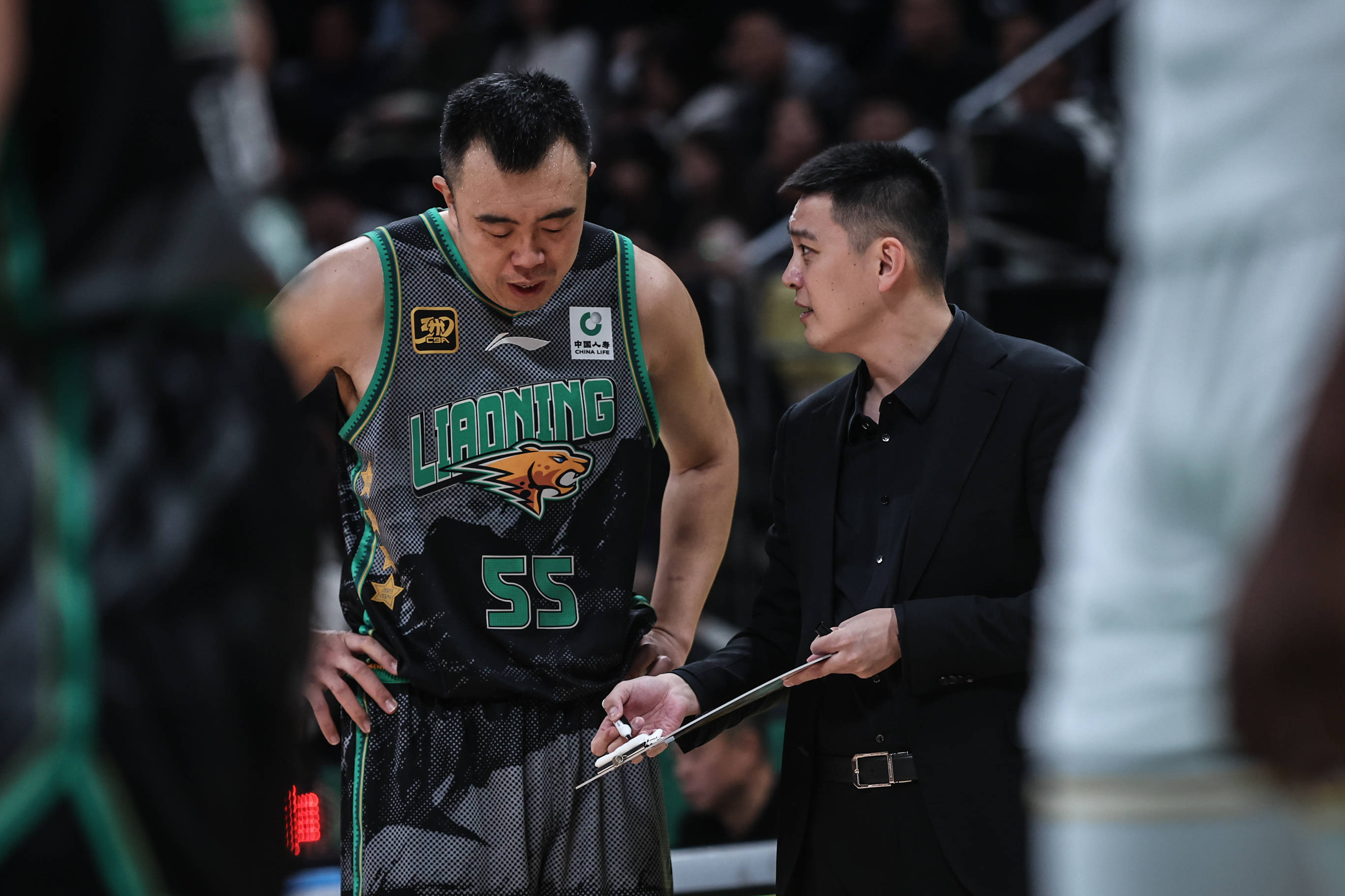 辽宁男篮艰难获胜，保持不败纪录